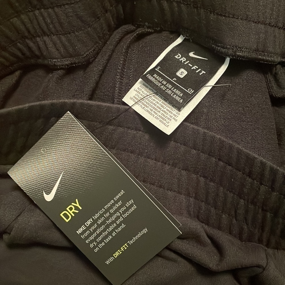 Nike Women's Yoga Crop Pants - New with tag - Picture 10 of 10